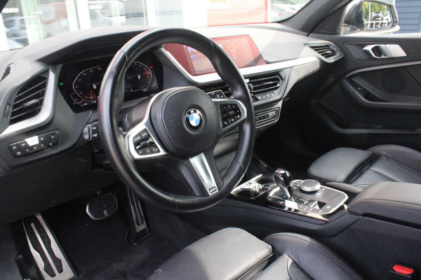 BMW 1-serie 118i 136PK INTRODUCTION EDITION M-SPORT | PANORAMISCH SCHUIF/KANTEL DAK | SHADOW LINE PAKKET | SFEER VERLICHTING | LEDEREN BEKLEDING "DAKOTA GEPERFOREERD" | ACHTERUITRIJ CAMERA | PARKEERSENSOREN VOOR EN ACHTER | ALARM | STOEL VERWARMING | DRAADLOZE APPLE CARPLAY/ANDROID AUTO | LICHTMETALEN VELGEN 17" | LANE ASSIST | DAB+ RADIO | SPORT STOELEN | WARMTE WEREND GLAS  | BMW LIVE COCKPIT PROFESSIONAL |