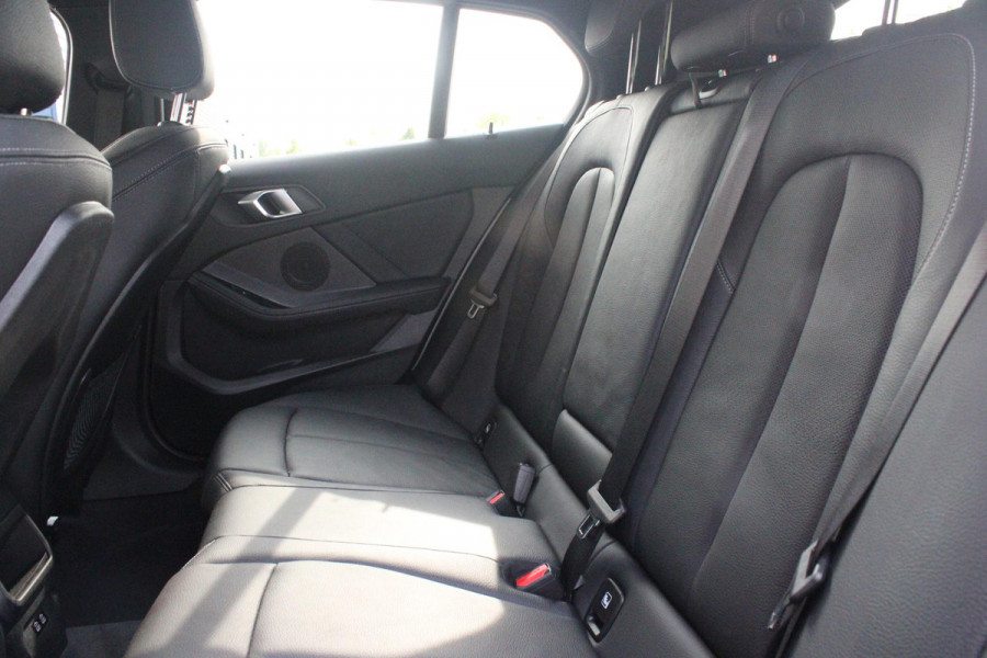 BMW 1-serie 118i 136PK INTRODUCTION EDITION M-SPORT | PANORAMISCH SCHUIF/KANTEL DAK | SHADOW LINE PAKKET | SFEER VERLICHTING | LEDEREN BEKLEDING "DAKOTA GEPERFOREERD" | ACHTERUITRIJ CAMERA | PARKEERSENSOREN VOOR EN ACHTER | ALARM | STOEL VERWARMING | DRAADLOZE APPLE CARPLAY/ANDROID AUTO | LICHTMETALEN VELGEN 17" | LANE ASSIST | DAB+ RADIO | SPORT STOELEN | WARMTE WEREND GLAS  | BMW LIVE COCKPIT PROFESSIONAL |