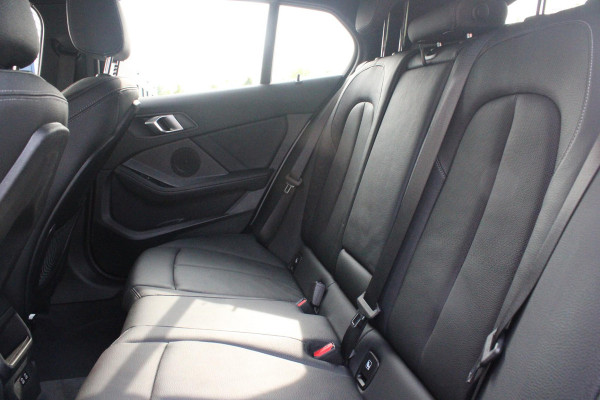 BMW 1-serie 118i 136PK INTRODUCTION EDITION M-SPORT | PANORAMISCH SCHUIF/KANTEL DAK | SHADOW LINE PAKKET | SFEER VERLICHTING | LEDEREN BEKLEDING "DAKOTA GEPERFOREERD" | ACHTERUITRIJ CAMERA | PARKEERSENSOREN VOOR EN ACHTER | ALARM | STOEL VERWARMING | DRAADLOZE APPLE CARPLAY/ANDROID AUTO | LICHTMETALEN VELGEN 17" | LANE ASSIST | DAB+ RADIO | SPORT STOELEN | WARMTE WEREND GLAS  | BMW LIVE COCKPIT PROFESSIONAL |