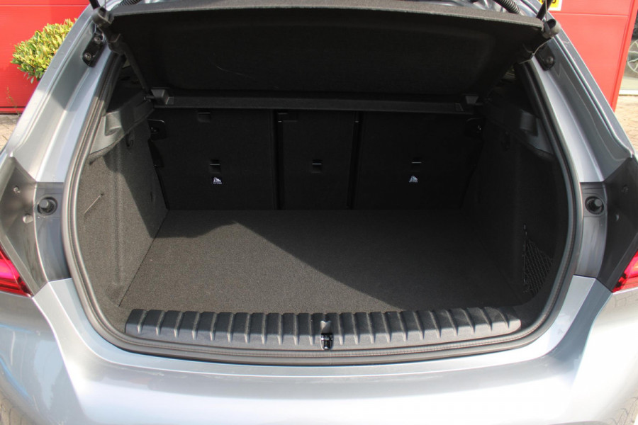 BMW 1-serie 118i 136PK INTRODUCTION EDITION M-SPORT | PANORAMISCH SCHUIF/KANTEL DAK | SHADOW LINE PAKKET | SFEER VERLICHTING | LEDEREN BEKLEDING "DAKOTA GEPERFOREERD" | ACHTERUITRIJ CAMERA | PARKEERSENSOREN VOOR EN ACHTER | ALARM | STOEL VERWARMING | DRAADLOZE APPLE CARPLAY/ANDROID AUTO | LICHTMETALEN VELGEN 17" | LANE ASSIST | DAB+ RADIO | SPORT STOELEN | WARMTE WEREND GLAS  | BMW LIVE COCKPIT PROFESSIONAL |