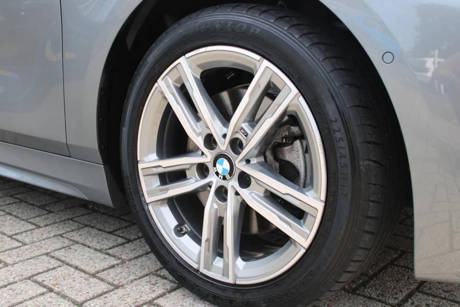 BMW 1-serie 118i 136PK INTRODUCTION EDITION M-SPORT | PANORAMISCH SCHUIF/KANTEL DAK | SHADOW LINE PAKKET | SFEER VERLICHTING | LEDEREN BEKLEDING "DAKOTA GEPERFOREERD" | ACHTERUITRIJ CAMERA | PARKEERSENSOREN VOOR EN ACHTER | ALARM | STOEL VERWARMING | DRAADLOZE APPLE CARPLAY/ANDROID AUTO | LICHTMETALEN VELGEN 17" | LANE ASSIST | DAB+ RADIO | SPORT STOELEN | WARMTE WEREND GLAS  | BMW LIVE COCKPIT PROFESSIONAL |