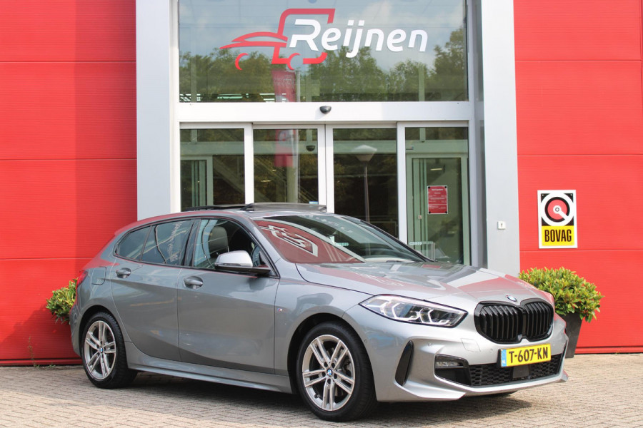 BMW 1-serie 118i 136PK INTRODUCTION EDITION M-SPORT | PANORAMISCH SCHUIF/KANTEL DAK | SHADOW LINE PAKKET | SFEER VERLICHTING | LEDEREN BEKLEDING "DAKOTA GEPERFOREERD" | ACHTERUITRIJ CAMERA | PARKEERSENSOREN VOOR EN ACHTER | ALARM | STOEL VERWARMING | DRAADLOZE APPLE CARPLAY/ANDROID AUTO | LICHTMETALEN VELGEN 17" | LANE ASSIST | DAB+ RADIO | SPORT STOELEN | WARMTE WEREND GLAS  | BMW LIVE COCKPIT PROFESSIONAL |