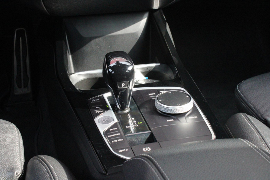 BMW 1-serie 118i 136PK INTRODUCTION EDITION M-SPORT | PANORAMISCH SCHUIF/KANTEL DAK | SHADOW LINE PAKKET | SFEER VERLICHTING | LEDEREN BEKLEDING "DAKOTA GEPERFOREERD" | ACHTERUITRIJ CAMERA | PARKEERSENSOREN VOOR EN ACHTER | ALARM | STOEL VERWARMING | DRAADLOZE APPLE CARPLAY/ANDROID AUTO | LICHTMETALEN VELGEN 17" | LANE ASSIST | DAB+ RADIO | SPORT STOELEN | WARMTE WEREND GLAS  | BMW LIVE COCKPIT PROFESSIONAL |