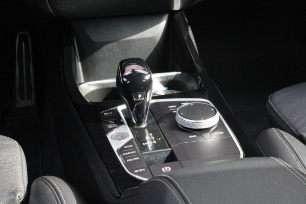 BMW 1-serie 118i 136PK INTRODUCTION EDITION M-SPORT | PANORAMISCH SCHUIF/KANTEL DAK | SHADOW LINE PAKKET | SFEER VERLICHTING | LEDEREN BEKLEDING "DAKOTA GEPERFOREERD" | ACHTERUITRIJ CAMERA | PARKEERSENSOREN VOOR EN ACHTER | ALARM | STOEL VERWARMING | DRAADLOZE APPLE CARPLAY/ANDROID AUTO | LICHTMETALEN VELGEN 17" | LANE ASSIST | DAB+ RADIO | SPORT STOELEN | WARMTE WEREND GLAS  | BMW LIVE COCKPIT PROFESSIONAL |