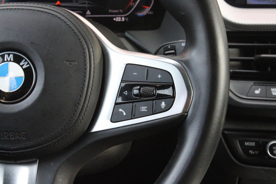 BMW 1-serie 118i 136PK INTRODUCTION EDITION M-SPORT | PANORAMISCH SCHUIF/KANTEL DAK | SHADOW LINE PAKKET | SFEER VERLICHTING | LEDEREN BEKLEDING "DAKOTA GEPERFOREERD" | ACHTERUITRIJ CAMERA | PARKEERSENSOREN VOOR EN ACHTER | ALARM | STOEL VERWARMING | DRAADLOZE APPLE CARPLAY/ANDROID AUTO | LICHTMETALEN VELGEN 17" | LANE ASSIST | DAB+ RADIO | SPORT STOELEN | WARMTE WEREND GLAS  | BMW LIVE COCKPIT PROFESSIONAL |