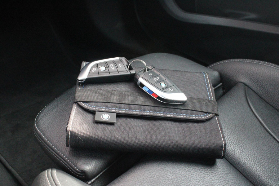 BMW 1-serie 118i 136PK INTRODUCTION EDITION M-SPORT | PANORAMISCH SCHUIF/KANTEL DAK | SHADOW LINE PAKKET | SFEER VERLICHTING | LEDEREN BEKLEDING "DAKOTA GEPERFOREERD" | ACHTERUITRIJ CAMERA | PARKEERSENSOREN VOOR EN ACHTER | ALARM | STOEL VERWARMING | DRAADLOZE APPLE CARPLAY/ANDROID AUTO | LICHTMETALEN VELGEN 17" | LANE ASSIST | DAB+ RADIO | SPORT STOELEN | WARMTE WEREND GLAS  | BMW LIVE COCKPIT PROFESSIONAL |