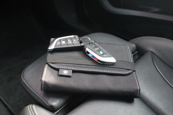 BMW 1-serie 118i 136PK INTRODUCTION EDITION M-SPORT | PANORAMISCH SCHUIF/KANTEL DAK | SHADOW LINE PAKKET | SFEER VERLICHTING | LEDEREN BEKLEDING "DAKOTA GEPERFOREERD" | ACHTERUITRIJ CAMERA | PARKEERSENSOREN VOOR EN ACHTER | ALARM | STOEL VERWARMING | DRAADLOZE APPLE CARPLAY/ANDROID AUTO | LICHTMETALEN VELGEN 17" | LANE ASSIST | DAB+ RADIO | SPORT STOELEN | WARMTE WEREND GLAS  | BMW LIVE COCKPIT PROFESSIONAL |