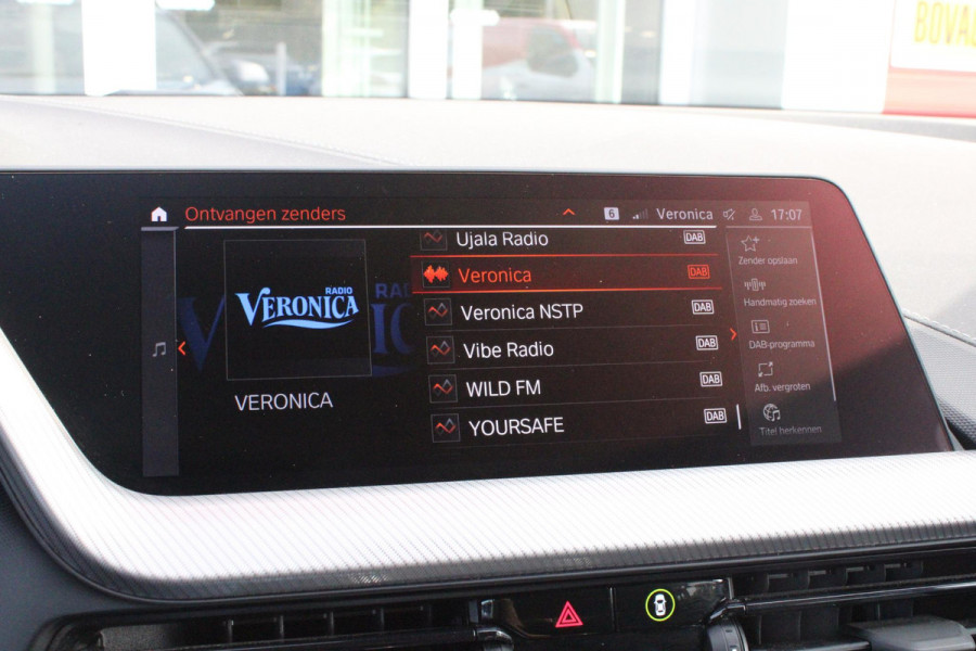 BMW 1-serie 118i 136PK INTRODUCTION EDITION M-SPORT | PANORAMISCH SCHUIF/KANTEL DAK | SHADOW LINE PAKKET | SFEER VERLICHTING | LEDEREN BEKLEDING "DAKOTA GEPERFOREERD" | ACHTERUITRIJ CAMERA | PARKEERSENSOREN VOOR EN ACHTER | ALARM | STOEL VERWARMING | DRAADLOZE APPLE CARPLAY/ANDROID AUTO | LICHTMETALEN VELGEN 17" | LANE ASSIST | DAB+ RADIO | SPORT STOELEN | WARMTE WEREND GLAS  | BMW LIVE COCKPIT PROFESSIONAL |