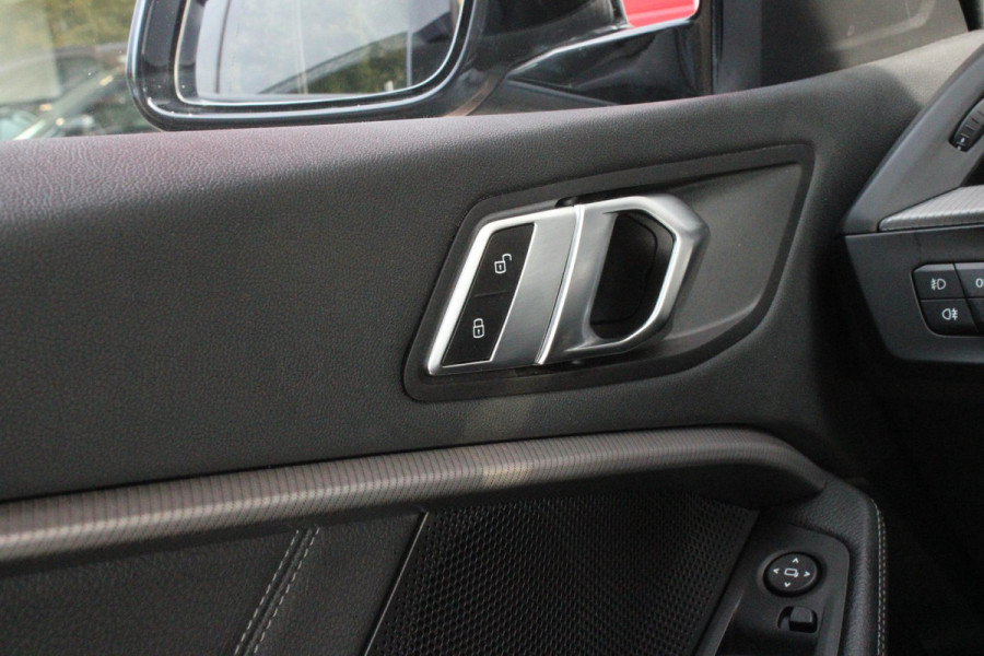 BMW 1-serie 118i 136PK INTRODUCTION EDITION M-SPORT | PANORAMISCH SCHUIF/KANTEL DAK | SHADOW LINE PAKKET | SFEER VERLICHTING | LEDEREN BEKLEDING "DAKOTA GEPERFOREERD" | ACHTERUITRIJ CAMERA | PARKEERSENSOREN VOOR EN ACHTER | ALARM | STOEL VERWARMING | DRAADLOZE APPLE CARPLAY/ANDROID AUTO | LICHTMETALEN VELGEN 17" | LANE ASSIST | DAB+ RADIO | SPORT STOELEN | WARMTE WEREND GLAS  | BMW LIVE COCKPIT PROFESSIONAL |