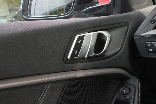BMW 1-serie 118i 136PK INTRODUCTION EDITION M-SPORT | PANORAMISCH SCHUIF/KANTEL DAK | SHADOW LINE PAKKET | SFEER VERLICHTING | LEDEREN BEKLEDING "DAKOTA GEPERFOREERD" | ACHTERUITRIJ CAMERA | PARKEERSENSOREN VOOR EN ACHTER | ALARM | STOEL VERWARMING | DRAADLOZE APPLE CARPLAY/ANDROID AUTO | LICHTMETALEN VELGEN 17" | LANE ASSIST | DAB+ RADIO | SPORT STOELEN | WARMTE WEREND GLAS  | BMW LIVE COCKPIT PROFESSIONAL |