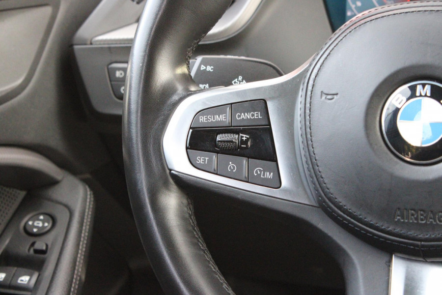 BMW 1-serie 118i 136PK INTRODUCTION EDITION M-SPORT | PANORAMISCH SCHUIF/KANTEL DAK | SHADOW LINE PAKKET | SFEER VERLICHTING | LEDEREN BEKLEDING "DAKOTA GEPERFOREERD" | ACHTERUITRIJ CAMERA | PARKEERSENSOREN VOOR EN ACHTER | ALARM | STOEL VERWARMING | DRAADLOZE APPLE CARPLAY/ANDROID AUTO | LICHTMETALEN VELGEN 17" | LANE ASSIST | DAB+ RADIO | SPORT STOELEN | WARMTE WEREND GLAS  | BMW LIVE COCKPIT PROFESSIONAL |