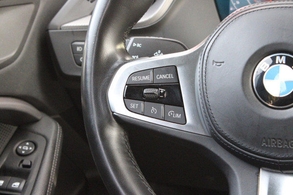 BMW 1-serie 118i 136PK INTRODUCTION EDITION M-SPORT | PANORAMISCH SCHUIF/KANTEL DAK | SHADOW LINE PAKKET | SFEER VERLICHTING | LEDEREN BEKLEDING "DAKOTA GEPERFOREERD" | ACHTERUITRIJ CAMERA | PARKEERSENSOREN VOOR EN ACHTER | ALARM | STOEL VERWARMING | DRAADLOZE APPLE CARPLAY/ANDROID AUTO | LICHTMETALEN VELGEN 17" | LANE ASSIST | DAB+ RADIO | SPORT STOELEN | WARMTE WEREND GLAS  | BMW LIVE COCKPIT PROFESSIONAL |