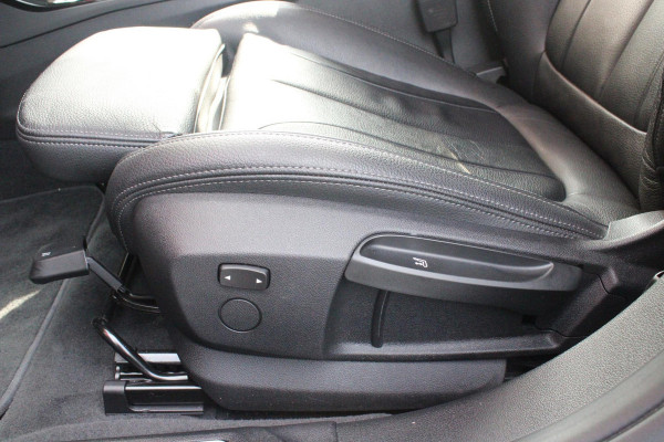 BMW 1-serie 118i 136PK INTRODUCTION EDITION M-SPORT | PANORAMISCH SCHUIF/KANTEL DAK | SHADOW LINE PAKKET | SFEER VERLICHTING | LEDEREN BEKLEDING "DAKOTA GEPERFOREERD" | ACHTERUITRIJ CAMERA | PARKEERSENSOREN VOOR EN ACHTER | ALARM | STOEL VERWARMING | DRAADLOZE APPLE CARPLAY/ANDROID AUTO | LICHTMETALEN VELGEN 17" | LANE ASSIST | DAB+ RADIO | SPORT STOELEN | WARMTE WEREND GLAS  | BMW LIVE COCKPIT PROFESSIONAL |