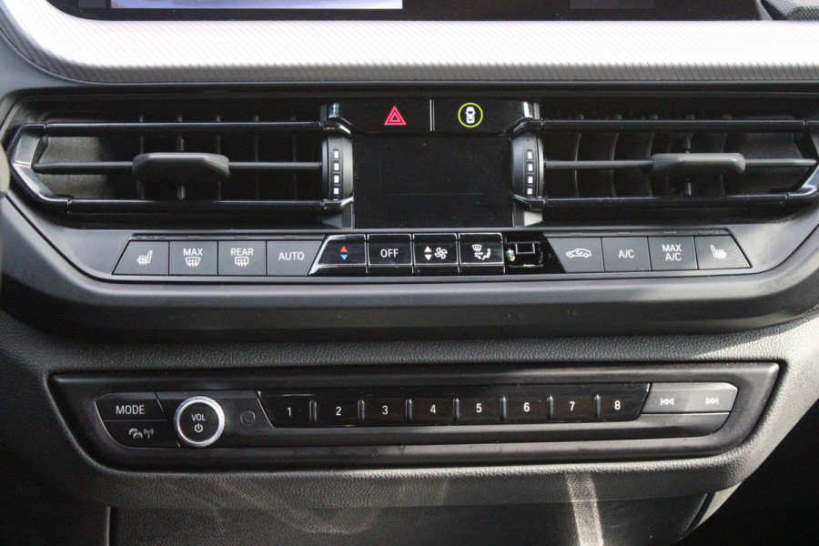 BMW 1-serie 118i 136PK INTRODUCTION EDITION M-SPORT | PANORAMISCH SCHUIF/KANTEL DAK | SHADOW LINE PAKKET | SFEER VERLICHTING | LEDEREN BEKLEDING "DAKOTA GEPERFOREERD" | ACHTERUITRIJ CAMERA | PARKEERSENSOREN VOOR EN ACHTER | ALARM | STOEL VERWARMING | DRAADLOZE APPLE CARPLAY/ANDROID AUTO | LICHTMETALEN VELGEN 17" | LANE ASSIST | DAB+ RADIO | SPORT STOELEN | WARMTE WEREND GLAS  | BMW LIVE COCKPIT PROFESSIONAL |