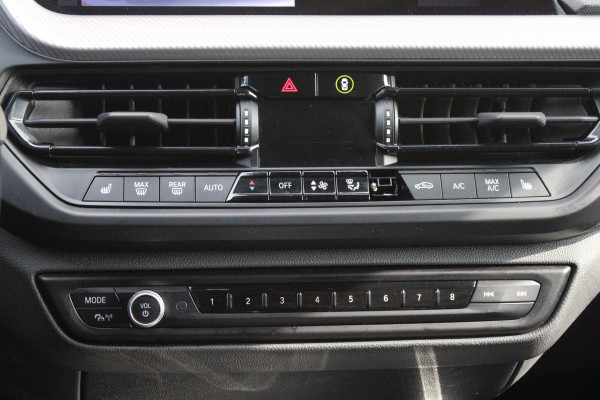 BMW 1-serie 118i 136PK INTRODUCTION EDITION M-SPORT | PANORAMISCH SCHUIF/KANTEL DAK | SHADOW LINE PAKKET | SFEER VERLICHTING | LEDEREN BEKLEDING "DAKOTA GEPERFOREERD" | ACHTERUITRIJ CAMERA | PARKEERSENSOREN VOOR EN ACHTER | ALARM | STOEL VERWARMING | DRAADLOZE APPLE CARPLAY/ANDROID AUTO | LICHTMETALEN VELGEN 17" | LANE ASSIST | DAB+ RADIO | SPORT STOELEN | WARMTE WEREND GLAS  | BMW LIVE COCKPIT PROFESSIONAL |