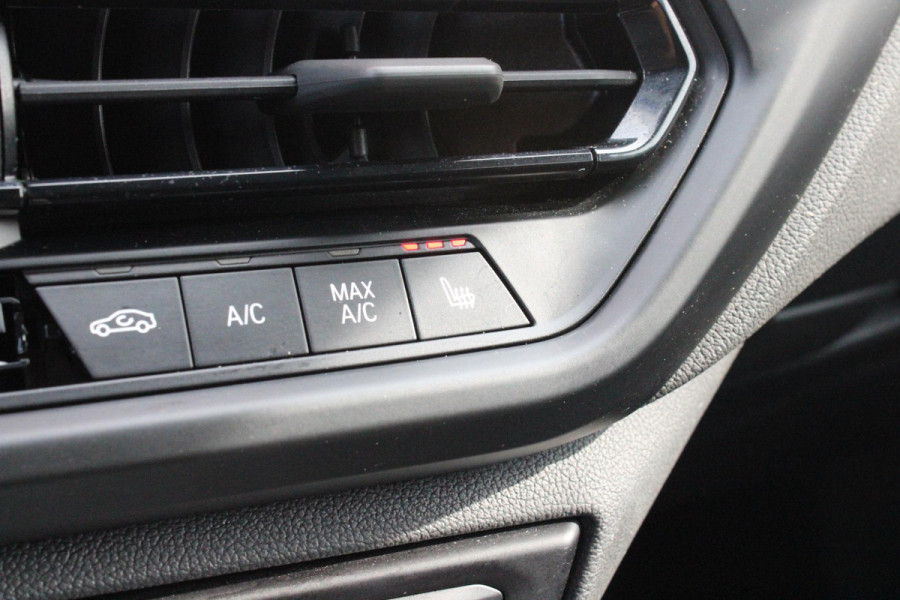 BMW 1-serie 118i 136PK INTRODUCTION EDITION M-SPORT | PANORAMISCH SCHUIF/KANTEL DAK | SHADOW LINE PAKKET | SFEER VERLICHTING | LEDEREN BEKLEDING "DAKOTA GEPERFOREERD" | ACHTERUITRIJ CAMERA | PARKEERSENSOREN VOOR EN ACHTER | ALARM | STOEL VERWARMING | DRAADLOZE APPLE CARPLAY/ANDROID AUTO | LICHTMETALEN VELGEN 17" | LANE ASSIST | DAB+ RADIO | SPORT STOELEN | WARMTE WEREND GLAS  | BMW LIVE COCKPIT PROFESSIONAL |