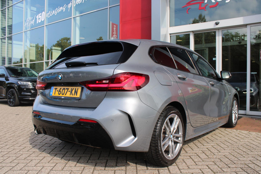 BMW 1-serie 118i 136PK INTRODUCTION EDITION M-SPORT | PANORAMISCH SCHUIF/KANTEL DAK | SHADOW LINE PAKKET | SFEER VERLICHTING | LEDEREN BEKLEDING "DAKOTA GEPERFOREERD" | ACHTERUITRIJ CAMERA | PARKEERSENSOREN VOOR EN ACHTER | ALARM | STOEL VERWARMING | DRAADLOZE APPLE CARPLAY/ANDROID AUTO | LICHTMETALEN VELGEN 17" | LANE ASSIST | DAB+ RADIO | SPORT STOELEN | WARMTE WEREND GLAS  | BMW LIVE COCKPIT PROFESSIONAL |