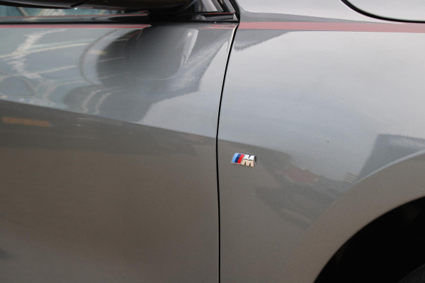 BMW 1-serie 118i 136PK INTRODUCTION EDITION M-SPORT | PANORAMISCH SCHUIF/KANTEL DAK | SHADOW LINE PAKKET | SFEER VERLICHTING | LEDEREN BEKLEDING "DAKOTA GEPERFOREERD" | ACHTERUITRIJ CAMERA | PARKEERSENSOREN VOOR EN ACHTER | ALARM | STOEL VERWARMING | DRAADLOZE APPLE CARPLAY/ANDROID AUTO | LICHTMETALEN VELGEN 17" | LANE ASSIST | DAB+ RADIO | SPORT STOELEN | WARMTE WEREND GLAS  | BMW LIVE COCKPIT PROFESSIONAL |