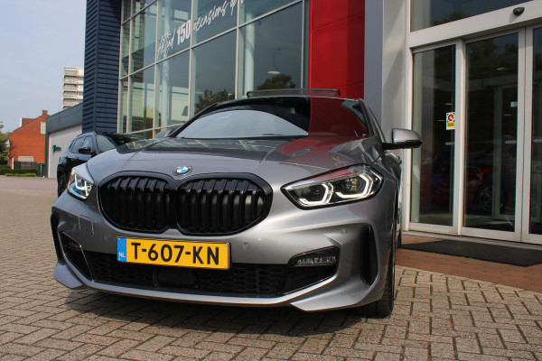 BMW 1-serie 118i 136PK INTRODUCTION EDITION M-SPORT | PANORAMISCH SCHUIF/KANTEL DAK | SHADOW LINE PAKKET | SFEER VERLICHTING | LEDEREN BEKLEDING "DAKOTA GEPERFOREERD" | ACHTERUITRIJ CAMERA | PARKEERSENSOREN VOOR EN ACHTER | ALARM | STOEL VERWARMING | DRAADLOZE APPLE CARPLAY/ANDROID AUTO | LICHTMETALEN VELGEN 17" | LANE ASSIST | DAB+ RADIO | SPORT STOELEN | WARMTE WEREND GLAS  | BMW LIVE COCKPIT PROFESSIONAL |