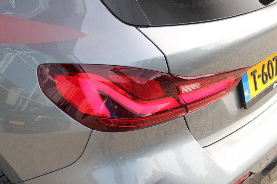 BMW 1-serie 118i 136PK INTRODUCTION EDITION M-SPORT | PANORAMISCH SCHUIF/KANTEL DAK | SHADOW LINE PAKKET | SFEER VERLICHTING | LEDEREN BEKLEDING "DAKOTA GEPERFOREERD" | ACHTERUITRIJ CAMERA | PARKEERSENSOREN VOOR EN ACHTER | ALARM | STOEL VERWARMING | DRAADLOZE APPLE CARPLAY/ANDROID AUTO | LICHTMETALEN VELGEN 17" | LANE ASSIST | DAB+ RADIO | SPORT STOELEN | WARMTE WEREND GLAS  | BMW LIVE COCKPIT PROFESSIONAL |