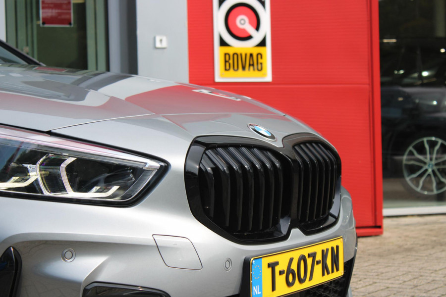 BMW 1-serie 118i 136PK INTRODUCTION EDITION M-SPORT | PANORAMISCH SCHUIF/KANTEL DAK | SHADOW LINE PAKKET | SFEER VERLICHTING | LEDEREN BEKLEDING "DAKOTA GEPERFOREERD" | ACHTERUITRIJ CAMERA | PARKEERSENSOREN VOOR EN ACHTER | ALARM | STOEL VERWARMING | DRAADLOZE APPLE CARPLAY/ANDROID AUTO | LICHTMETALEN VELGEN 17" | LANE ASSIST | DAB+ RADIO | SPORT STOELEN | WARMTE WEREND GLAS  | BMW LIVE COCKPIT PROFESSIONAL |