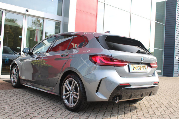 BMW 1-serie 118i 136PK INTRODUCTION EDITION M-SPORT | PANORAMISCH SCHUIF/KANTEL DAK | SHADOW LINE PAKKET | SFEER VERLICHTING | LEDEREN BEKLEDING "DAKOTA GEPERFOREERD" | ACHTERUITRIJ CAMERA | PARKEERSENSOREN VOOR EN ACHTER | ALARM | STOEL VERWARMING | DRAADLOZE APPLE CARPLAY/ANDROID AUTO | LICHTMETALEN VELGEN 17" | LANE ASSIST | DAB+ RADIO | SPORT STOELEN | WARMTE WEREND GLAS  | BMW LIVE COCKPIT PROFESSIONAL |