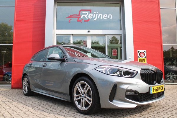 BMW 1-serie 118i 136PK INTRODUCTION EDITION M-SPORT | PANORAMISCH SCHUIF/KANTEL DAK | SHADOW LINE PAKKET | SFEER VERLICHTING | LEDEREN BEKLEDING "DAKOTA GEPERFOREERD" | ACHTERUITRIJ CAMERA | PARKEERSENSOREN VOOR EN ACHTER | ALARM | STOEL VERWARMING | DRAADLOZE APPLE CARPLAY/ANDROID AUTO | LICHTMETALEN VELGEN 17" | LANE ASSIST | DAB+ RADIO | SPORT STOELEN | WARMTE WEREND GLAS  | BMW LIVE COCKPIT PROFESSIONAL |