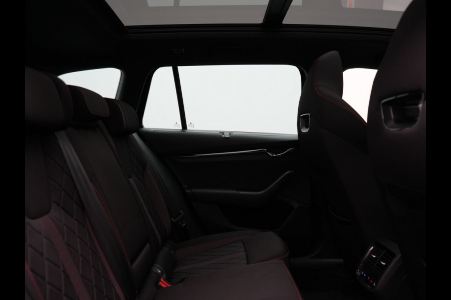 Škoda Octavia Combi 1.4 TSI RS iV Plug In Hybrid 245pk PHEV | Panodak | Apple Carplay | Sportstoelen Verwarmd | 18"L.M | Stuur Verwarmd | Navigatie | Keyless | Virtual | Sfeerverlichting | Cruise Control | DAB |