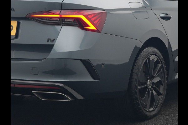 Škoda Octavia Combi 1.4 TSI RS iV Plug In Hybrid 245pk PHEV | Panodak | Apple Carplay | Sportstoelen Verwarmd | 18"L.M | Stuur Verwarmd | Navigatie | Keyless | Virtual | Sfeerverlichting | Cruise Control | DAB |