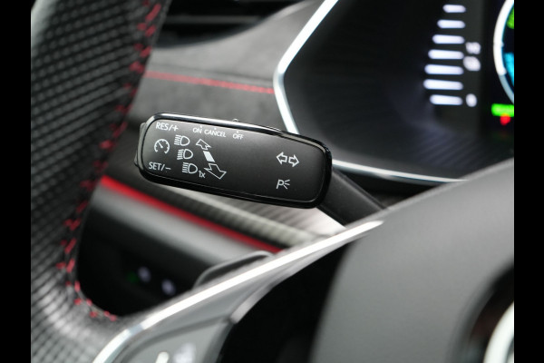 Škoda Octavia Combi 1.4 TSI RS iV Plug In Hybrid 245pk PHEV | Panodak | Apple Carplay | Sportstoelen Verwarmd | 18"L.M | Stuur Verwarmd | Navigatie | Keyless | Virtual | Sfeerverlichting | Cruise Control | DAB |