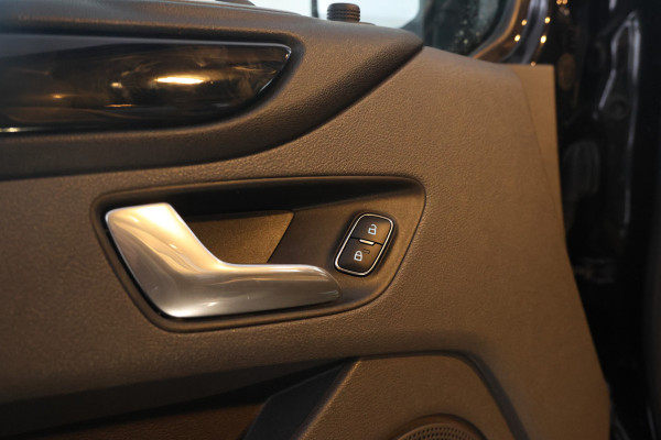 Ford Transit Custom 320 2.0 TDCI L2H1 Limited DC 170Pk, 5 Pers. Leer, 2x schuifdeur