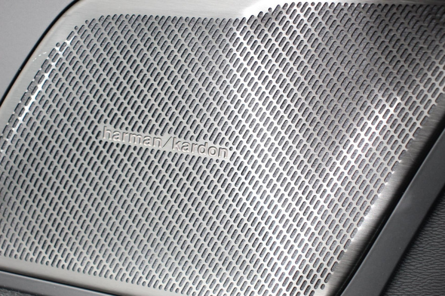 Volvo XC60 2.0 T6 Plug-in hybrid AWD Plus Dark Volvo XC60 2.0 Recharge T6 AWD Plus Dark | Nieuw! | Leder | Navigatie | Google | Harman Kardon | Panorama dak | Lichtmetalen Velgen 19" | Dab | Stoelverwarming | Camera | Led