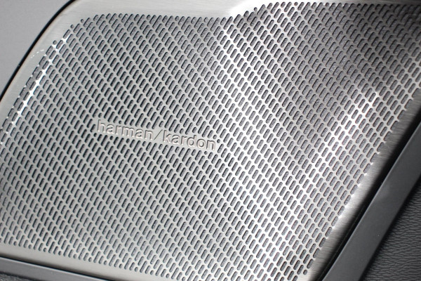 Volvo XC60 2.0 T6 Plug-in hybrid AWD Plus Dark Volvo XC60 2.0 Recharge T6 AWD Plus Dark | Nieuw! | Leder | Navigatie | Google | Harman Kardon | Panorama dak | Lichtmetalen Velgen 19" | Dab | Stoelverwarming | Camera | Led