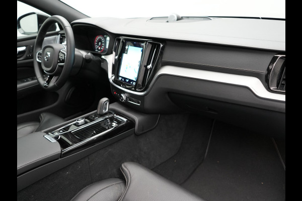 Volvo S60 Recharge T8 AWD R-Design Plug in Hybrid 391pk Black Dealer O.H PHEV | Schuifdak | Bowers & Wilkins | Head Up | Adaptive Cruise | 360 Camera | Luxe Lederen Sportstoelen Massage & Memory | 19"L.M | Keyless | Navigatie |