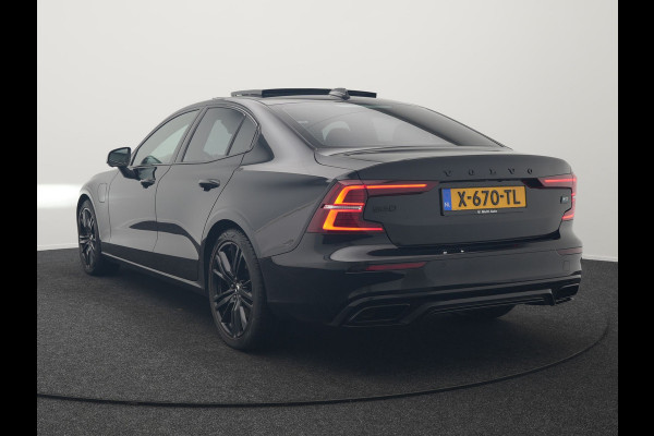 Volvo S60 Recharge T8 AWD R-Design Plug in Hybrid 391pk Black Dealer O.H PHEV | Schuifdak | Bowers & Wilkins | Head Up | Adaptive Cruise | 360 Camera | Luxe Lederen Sportstoelen Massage & Memory | 19"L.M | Keyless | Navigatie |