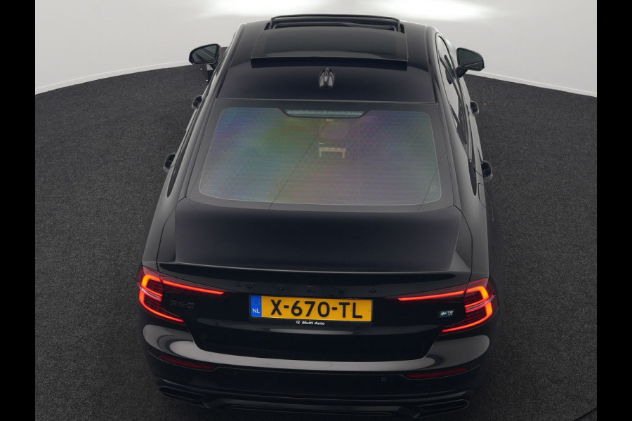 Volvo S60 Recharge T8 AWD R-Design Plug in Hybrid 391pk Black Dealer O.H PHEV | Schuifdak | Bowers & Wilkins | Head Up | Adaptive Cruise | 360 Camera | Luxe Lederen Sportstoelen Massage & Memory | 19"L.M | Keyless | Navigatie |