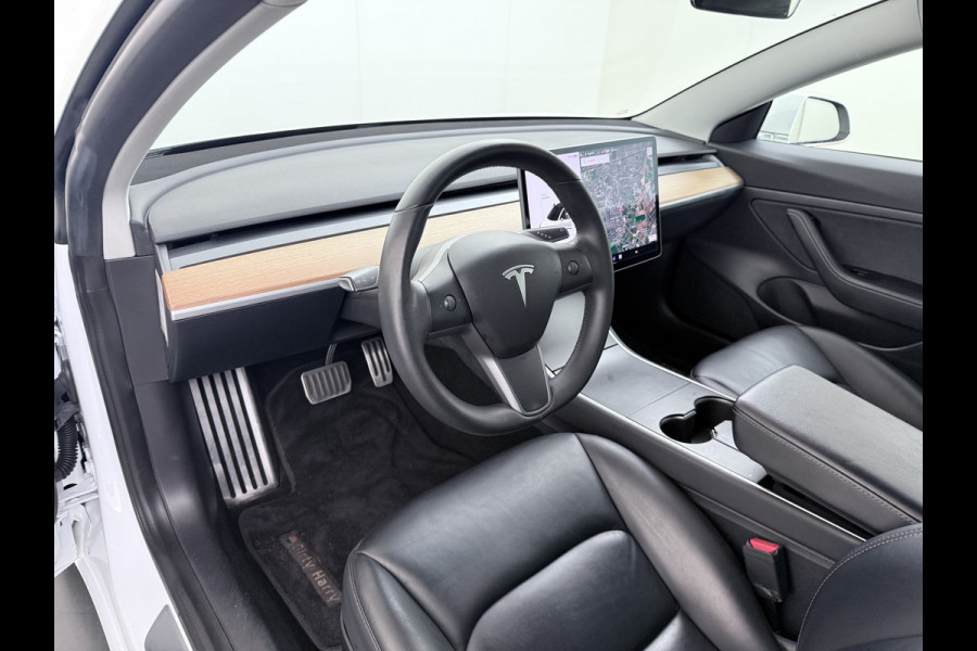 Tesla Model 3 RWD SR+ 60kWh 325PK Lmv 18" AutoPilot Leder PanoDak Adaptive-Cruise Lmv Camera's Elektr.-Stuur+Stoelen+Spiegels+Geheugen+Easy-En Navi LED Comfortstoelen ACC DAB Keyless en Voorverwarmen interieur via App One-Pedal-Drive Origineel Nederlandse auto tot 11kw laden thuis! Garantie Accu tot 10-12-2027 max 160.000km 1.584kg licht!