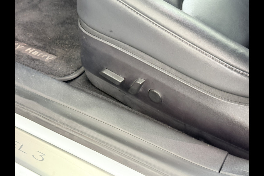 Tesla Model 3 RWD SR+ 60kWh 325PK Lmv 18" AutoPilot Leder PanoDak Adaptive-Cruise Lmv Camera's Elektr.-Stuur+Stoelen+Spiegels+Geheugen+Easy-En Navi LED Comfortstoelen ACC DAB Keyless en Voorverwarmen interieur via App One-Pedal-Drive Origineel Nederlandse auto tot 11kw laden thuis! Garantie Accu tot 10-12-2027 max 160.000km 1.584kg licht!