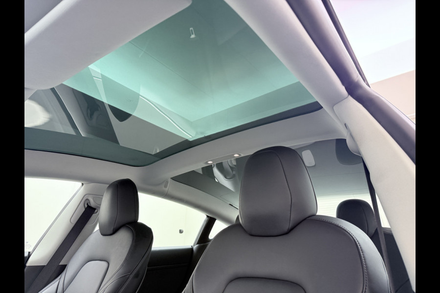 Tesla Model 3 RWD SR+ 60kWh 325PK Lmv 18" AutoPilot Leder PanoDak Adaptive-Cruise Lmv Camera's Elektr.-Stuur+Stoelen+Spiegels+Geheugen+Easy-En Navi LED Comfortstoelen ACC DAB Keyless en Voorverwarmen interieur via App One-Pedal-Drive Origineel Nederlandse auto tot 11kw laden thuis! Garantie Accu tot 10-12-2027 max 160.000km 1.584kg licht!