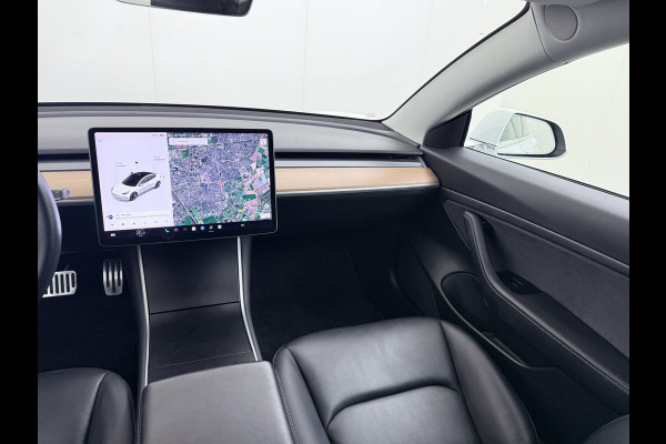 Tesla Model 3 RWD SR+ 60kWh 325PK Lmv 18" AutoPilot Leder PanoDak Adaptive-Cruise Lmv Camera's Elektr.-Stuur+Stoelen+Spiegels+Geheugen+Easy-En Navi LED Comfortstoelen ACC DAB Keyless en Voorverwarmen interieur via App One-Pedal-Drive Origineel Nederlandse auto tot 11kw laden thuis! Garantie Accu tot 10-12-2027 max 160.000km 1.584kg licht!