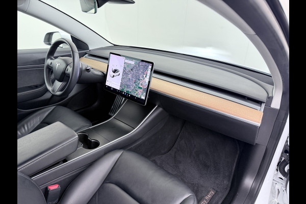 Tesla Model 3 RWD SR+ 60kWh 325PK Lmv 18" AutoPilot Leder PanoDak Adaptive-Cruise Lmv Camera's Elektr.-Stuur+Stoelen+Spiegels+Geheugen+Easy-En Navi LED Comfortstoelen ACC DAB Keyless en Voorverwarmen interieur via App One-Pedal-Drive Origineel Nederlandse auto tot 11kw laden thuis! Garantie Accu tot 10-12-2027 max 160.000km 1.584kg licht!