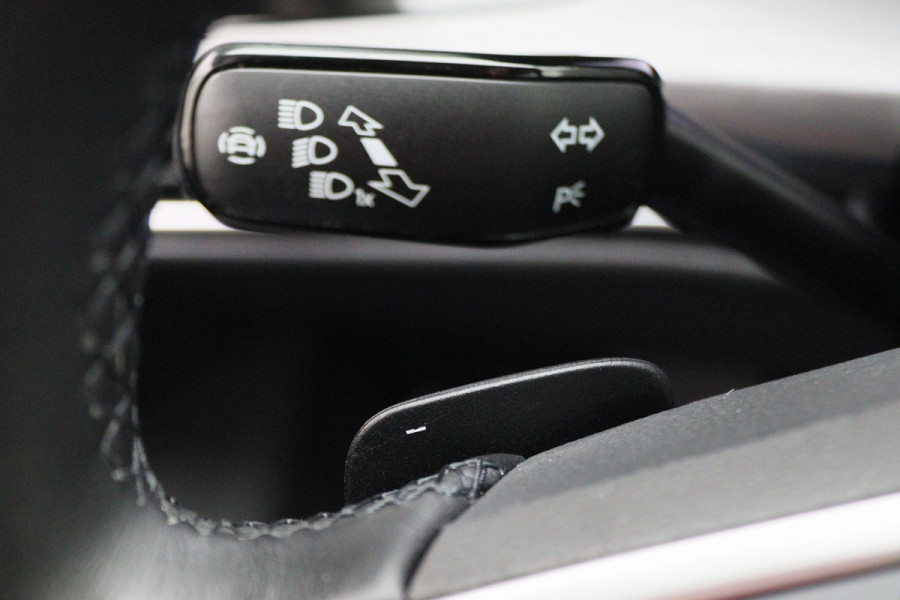 Volkswagen Golf 1.5 eTSI DSG Style Virtual Cockpit, Head-Up, IQ-Light, ACC, Apple Carplay, Sfeerverlichting, 17''