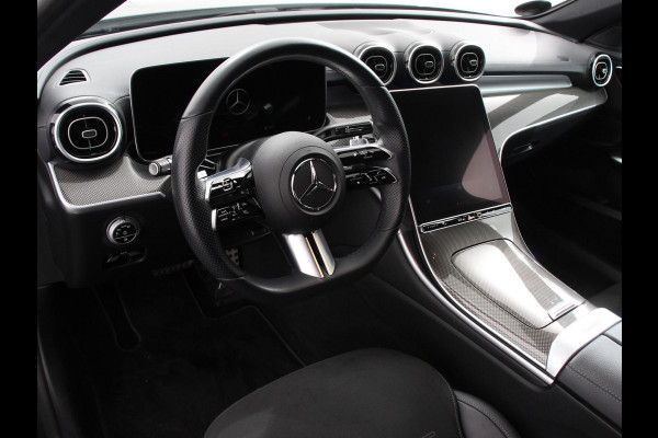 Mercedes-Benz C-Klasse Estate 200 AMG Line | Climate control | Achteruitrijcamera | Wegklapbare trekhaak | Navigatie | Dodehoek assistent | LED | Sfeerverlichting | Adaptieve cruise control | Verwarmde voorstoelen | Elektrische kofferbak