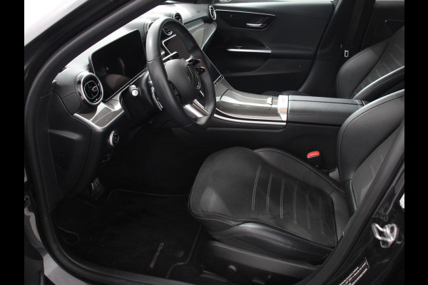 Mercedes-Benz C-Klasse Estate 200 AMG Line | Climate control | Achteruitrijcamera | Wegklapbare trekhaak | Navigatie | Dodehoek assistent | LED | Sfeerverlichting | Adaptieve cruise control | Verwarmde voorstoelen | Elektrische kofferbak
