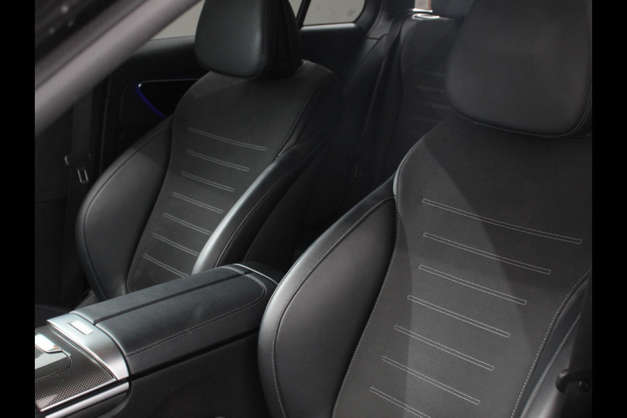 Mercedes-Benz C-Klasse Estate 200 AMG Line | Climate control | Achteruitrijcamera | Wegklapbare trekhaak | Navigatie | Dodehoek assistent | LED | Sfeerverlichting | Adaptieve cruise control | Verwarmde voorstoelen | Elektrische kofferbak