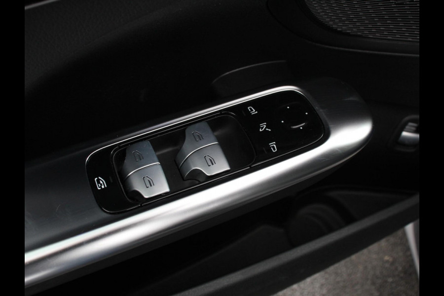 Mercedes-Benz C-Klasse Estate 200 AMG Line | Climate control | Achteruitrijcamera | Wegklapbare trekhaak | Navigatie | Dodehoek assistent | LED | Sfeerverlichting | Adaptieve cruise control | Verwarmde voorstoelen | Elektrische kofferbak