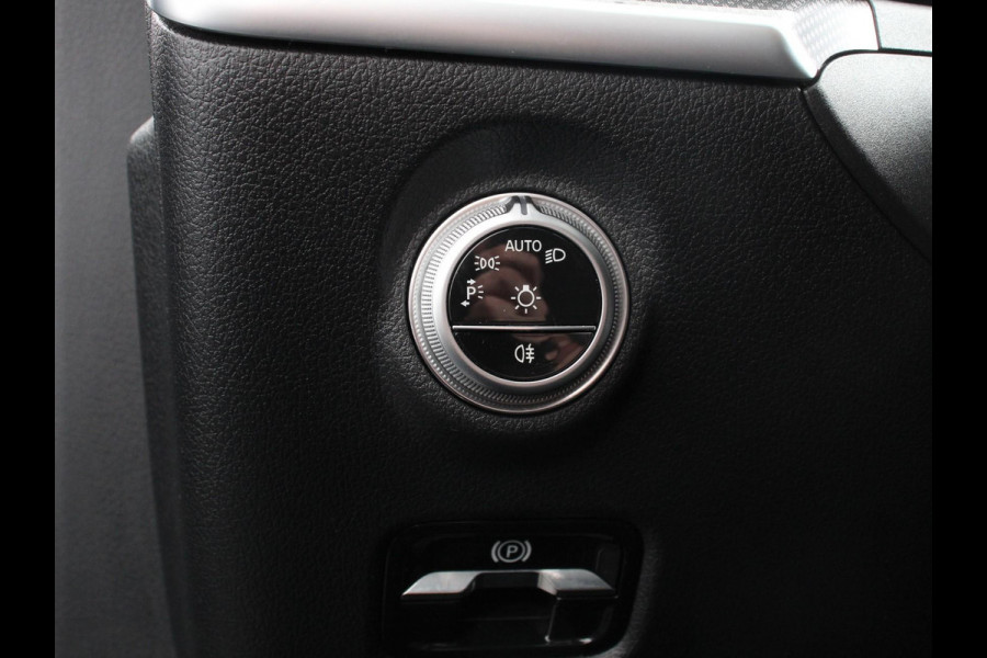 Mercedes-Benz C-Klasse Estate 200 AMG Line | Climate control | Achteruitrijcamera | Wegklapbare trekhaak | Navigatie | Dodehoek assistent | LED | Sfeerverlichting | Adaptieve cruise control | Verwarmde voorstoelen | Elektrische kofferbak