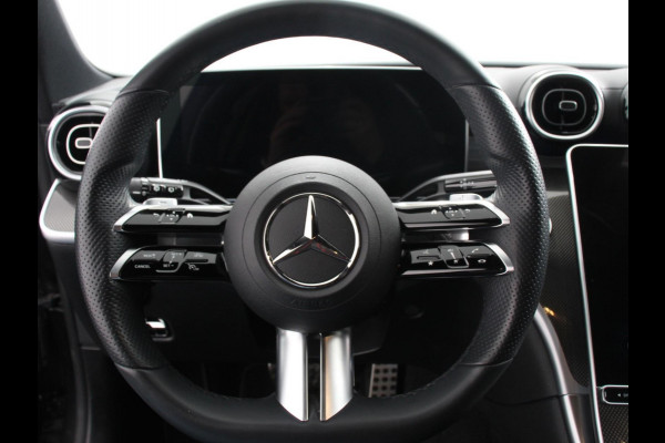 Mercedes-Benz C-Klasse Estate 200 AMG Line | Climate control | Achteruitrijcamera | Wegklapbare trekhaak | Navigatie | Dodehoek assistent | LED | Sfeerverlichting | Adaptieve cruise control | Verwarmde voorstoelen | Elektrische kofferbak