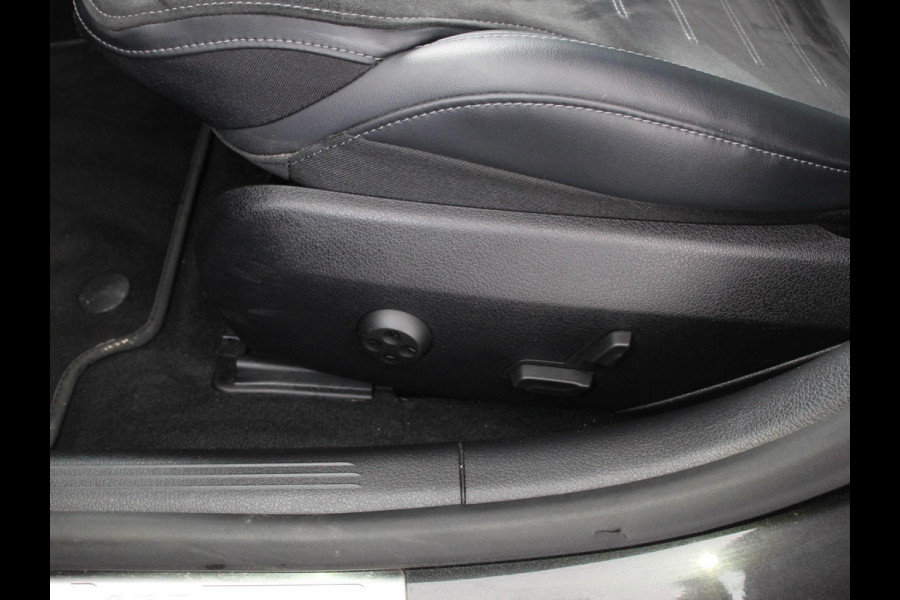 Mercedes-Benz C-Klasse Estate 200 AMG Line | Climate control | Achteruitrijcamera | Wegklapbare trekhaak | Navigatie | Dodehoek assistent | LED | Sfeerverlichting | Adaptieve cruise control | Verwarmde voorstoelen | Elektrische kofferbak