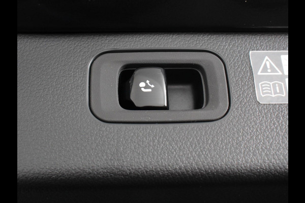 Mercedes-Benz C-Klasse Estate 200 AMG Line | Climate control | Achteruitrijcamera | Wegklapbare trekhaak | Navigatie | Dodehoek assistent | LED | Sfeerverlichting | Adaptieve cruise control | Verwarmde voorstoelen | Elektrische kofferbak